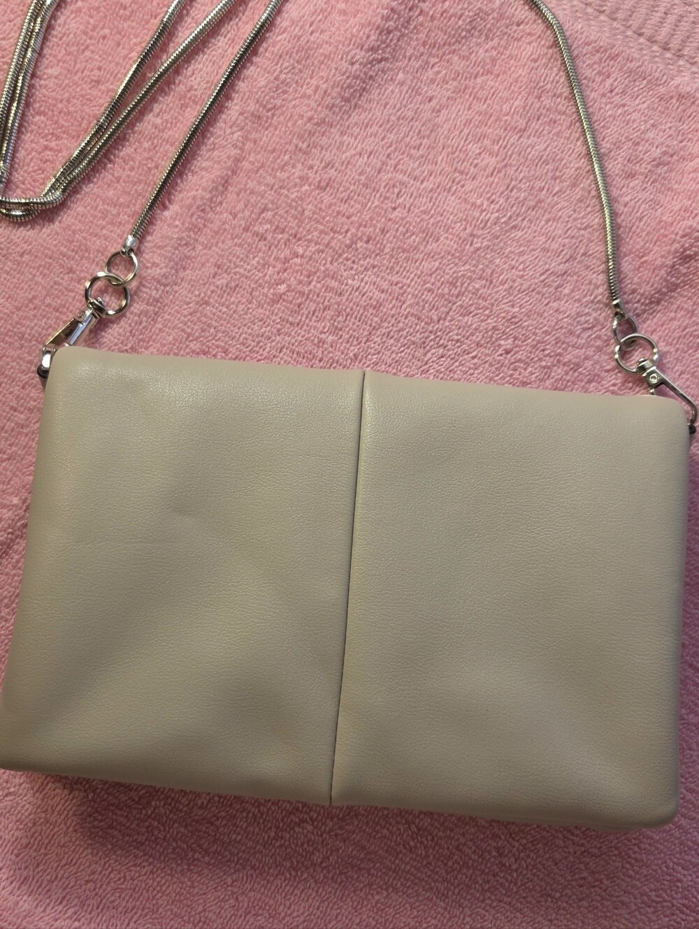 A NEW DAY Cream Leather Crossbody Bag with Silver Chain Strap. Nwot